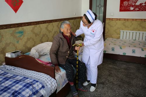 护理部主任陪老人聊天中